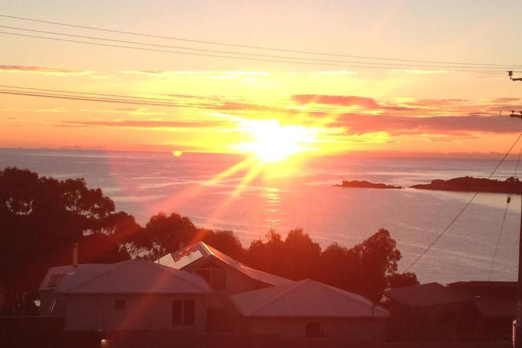 The Tin Shed Couples Accommodation At Bay Of Fires Binalong Bay Экстерьер фото